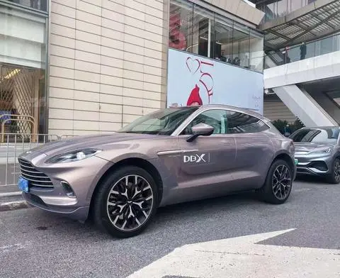 Aston Martin DBX 2022