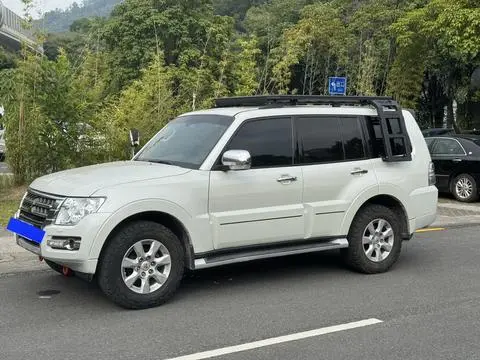 Mitsubishi 帕杰罗 2015