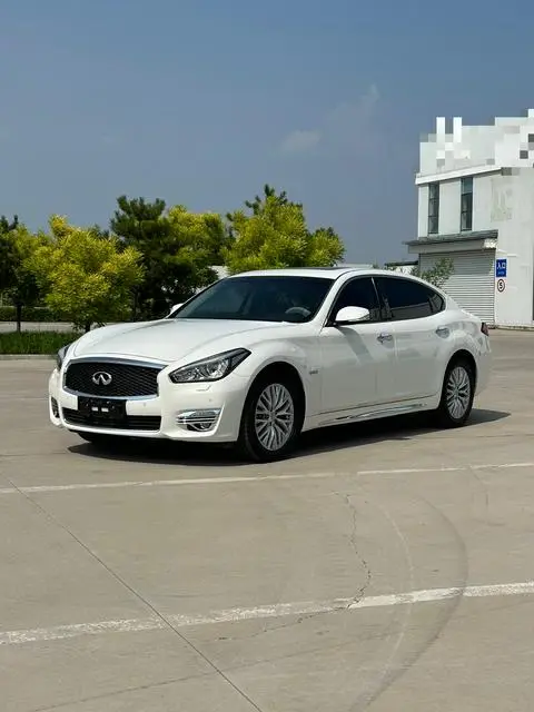 Infiniti Q70 2015
