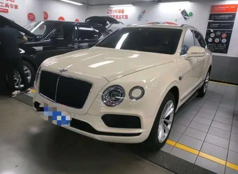 Bentley 添越 2018 — фото 1