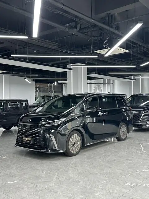 Lexus LM 2025