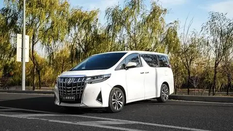 Toyota Alphard 2017 — фото 1