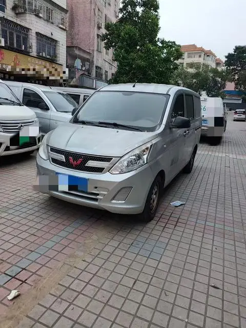 Wuling 荣光V 2016