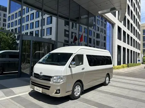 Toyota Hiace 2011 — фото 1
