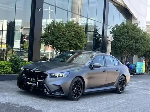 BMW M5 PHEV 2025