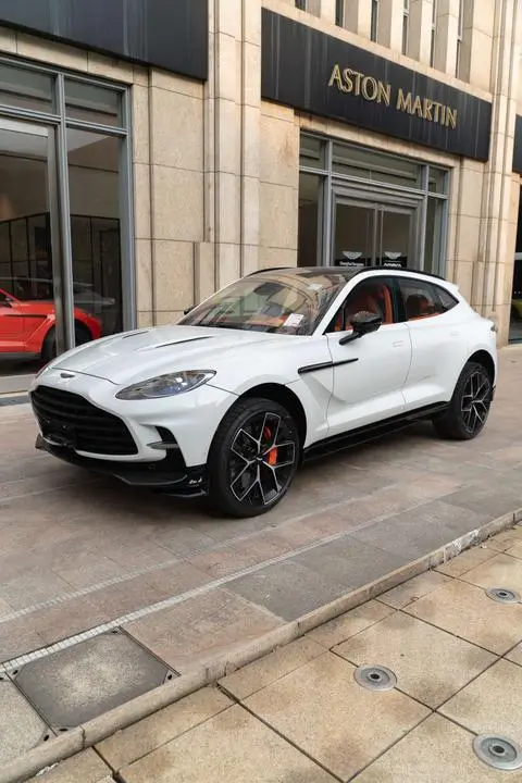 Aston Martin DBX 2025