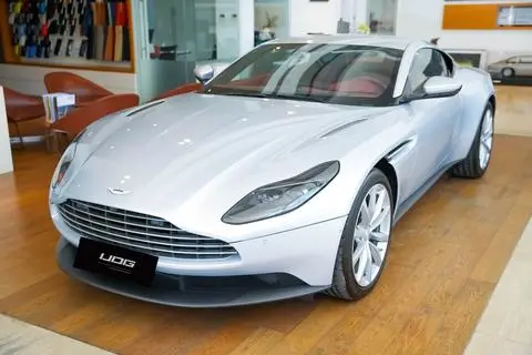 Aston Martin DB11 2023 — фото 1