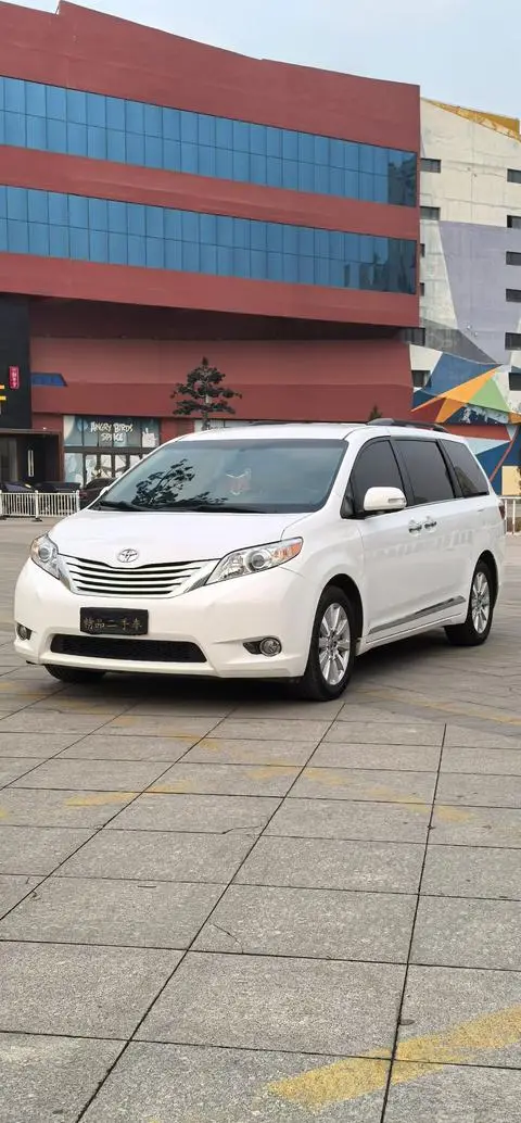 Toyota SIENNA 2017 — фото 1