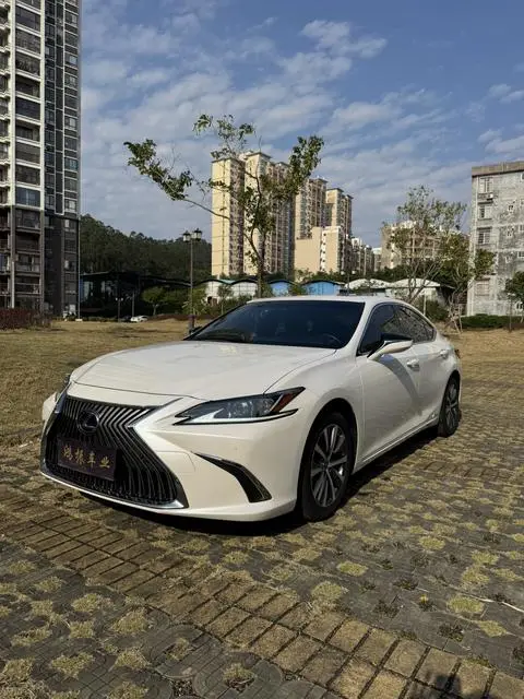 Lexus ES 2020