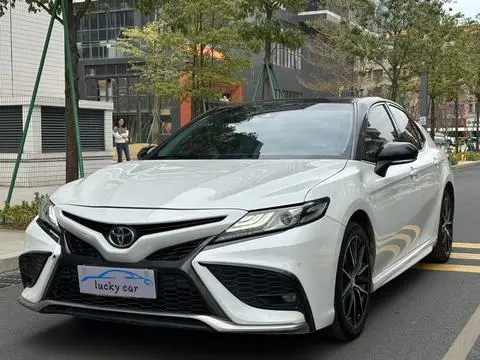 Toyota Camry 2022 — фото 1