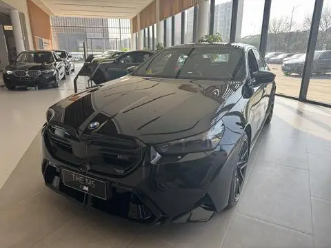 BMW M5 PHEV 2025
