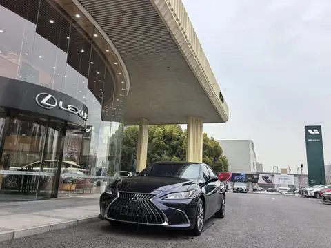 Lexus ES 2021 — фото 1
