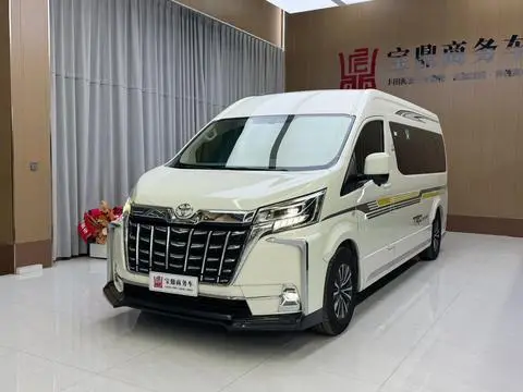 Toyota Hiace 2023 — фото 1