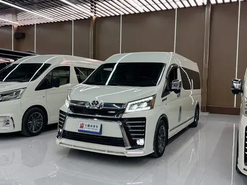 Toyota Hiace 2022 — фото 1