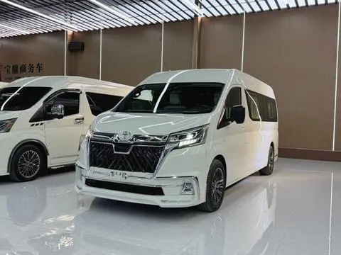 Toyota Hiace 2022 — фото 1