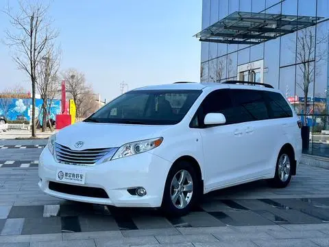Toyota SIENNA 2016 — фото 1