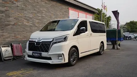 Toyota Hiace 2022 — фото 1