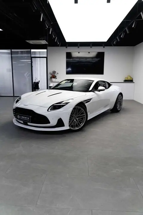 Aston Martin DB12 2024