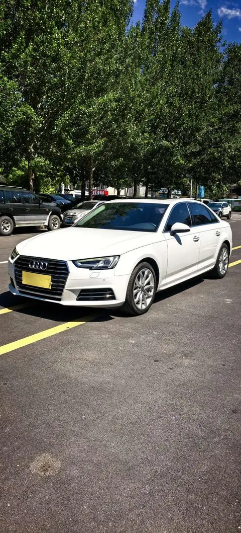 Audi A4L 2018 — фото 1