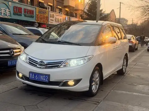 BYD M6 2015