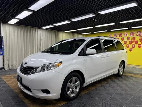 Toyota SIENNA 2015 — фото 1