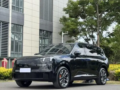 Lynk & Co 900 2025