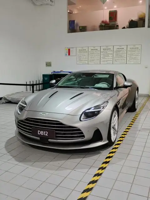 Aston Martin DB12 2024