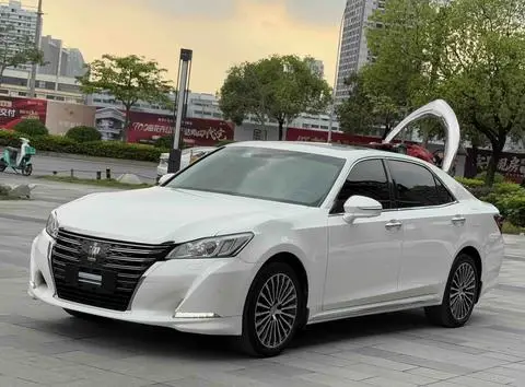 Toyota Crown 2018 — фото 1