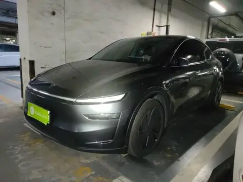 Tesla Model Y 2025