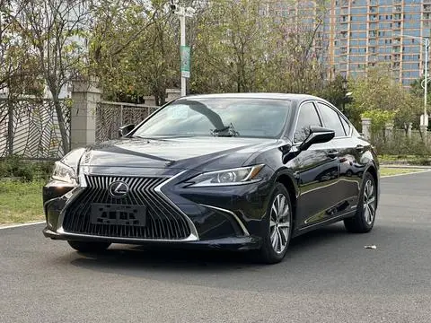 Lexus ES 2018 — фото 1