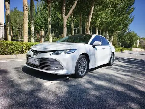 Toyota Camry 2019 — фото 1