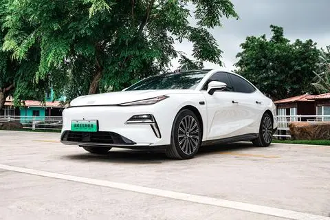 Geely 星耀8 PHEV 2025 — фото 1