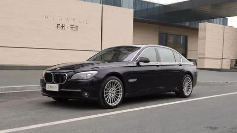 BMW 7 Series 2010 — фото 1