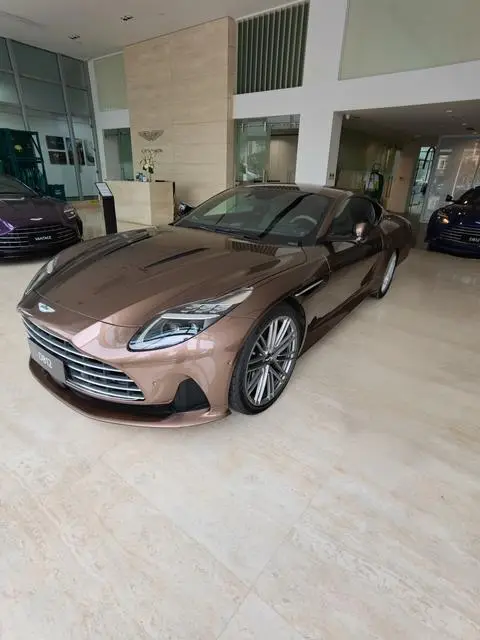 Aston Martin DB12 2024