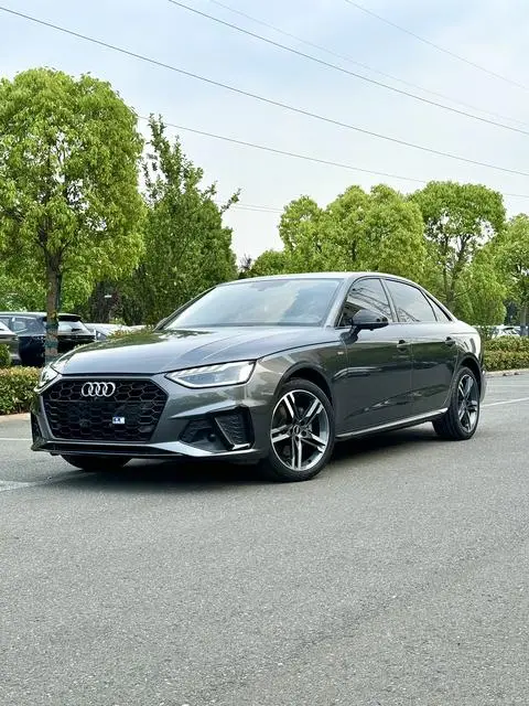 Audi A4L 2022 — фото 1