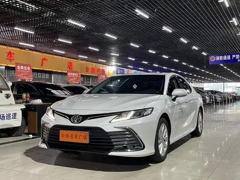 Toyota Camry 2023 — фото 1
