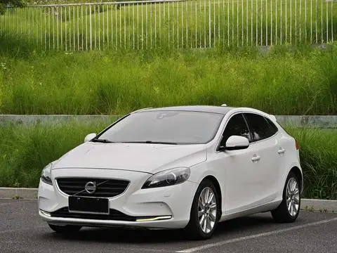 Volvo V40 2013 — фото 1