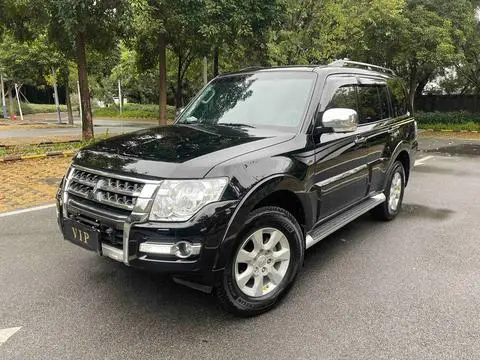 Mitsubishi 帕杰罗 2015