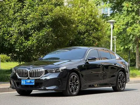 BMW 5 Series 2025 — фото 1