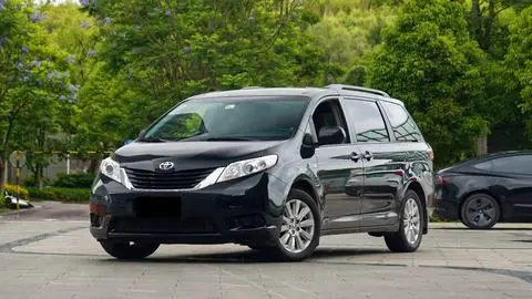 Toyota SIENNA 2016 — фото 1