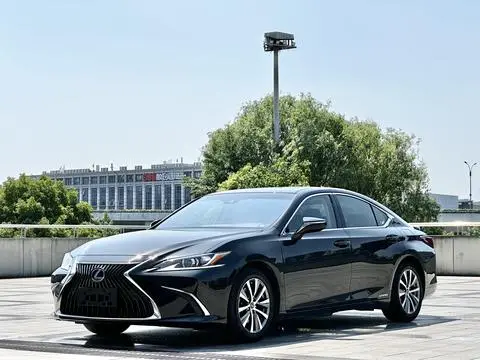 Lexus ES 2018 — фото 1
