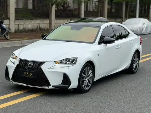 Lexus IS 2017 — фото 1