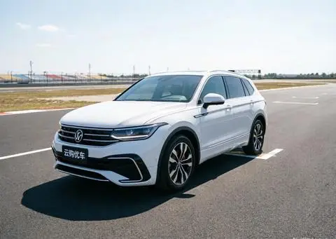 Volkswagen Tiguan L 2023 — фото 1