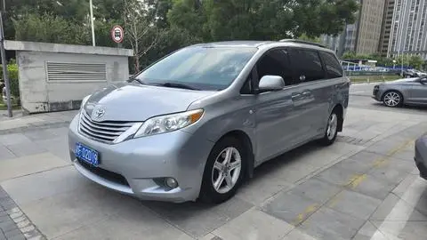 Toyota SIENNA 2017 — фото 1