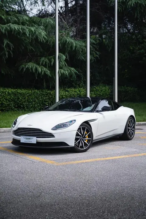 Aston Martin DB11 2019