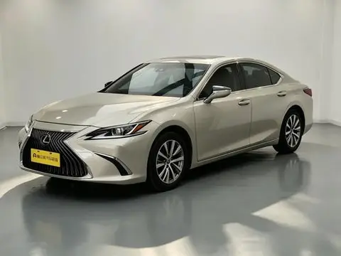 Lexus ES 2020 — фото 1