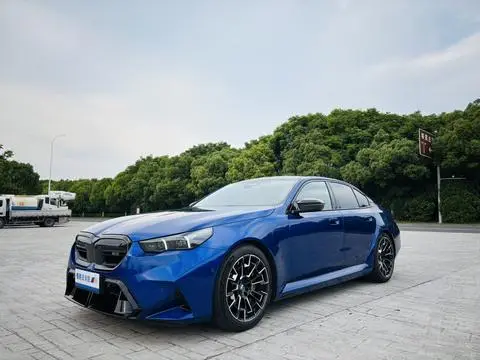 BMW M5 PHEV 2025
