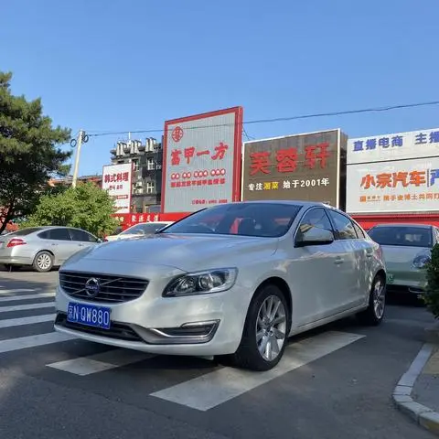 Volvo S60 2015 — фото 1