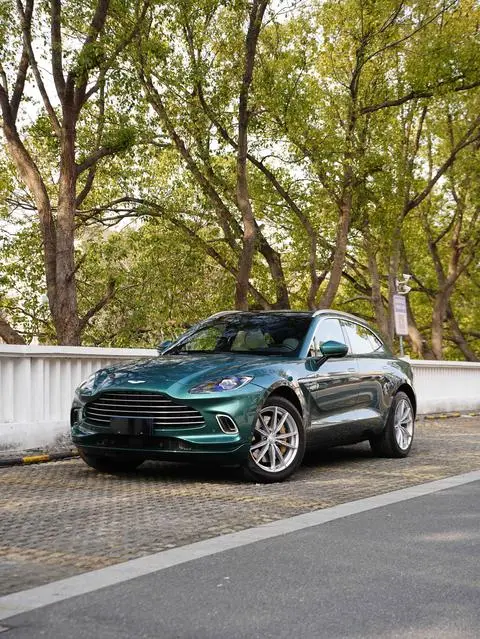 Aston Martin DBX 2023