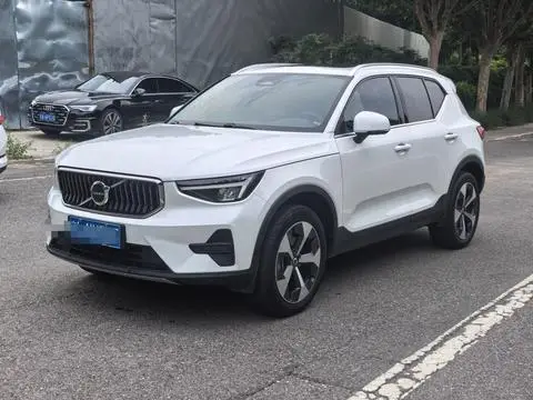 Volvo XC40 2023 — фото 1